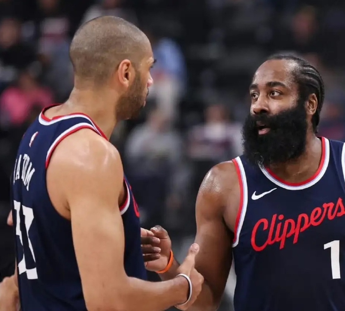 九游体育-洛杉矶快船迎NBA常规赛关键赛,冲刺阶段扳平良机,信心回归,团队化学反应显著