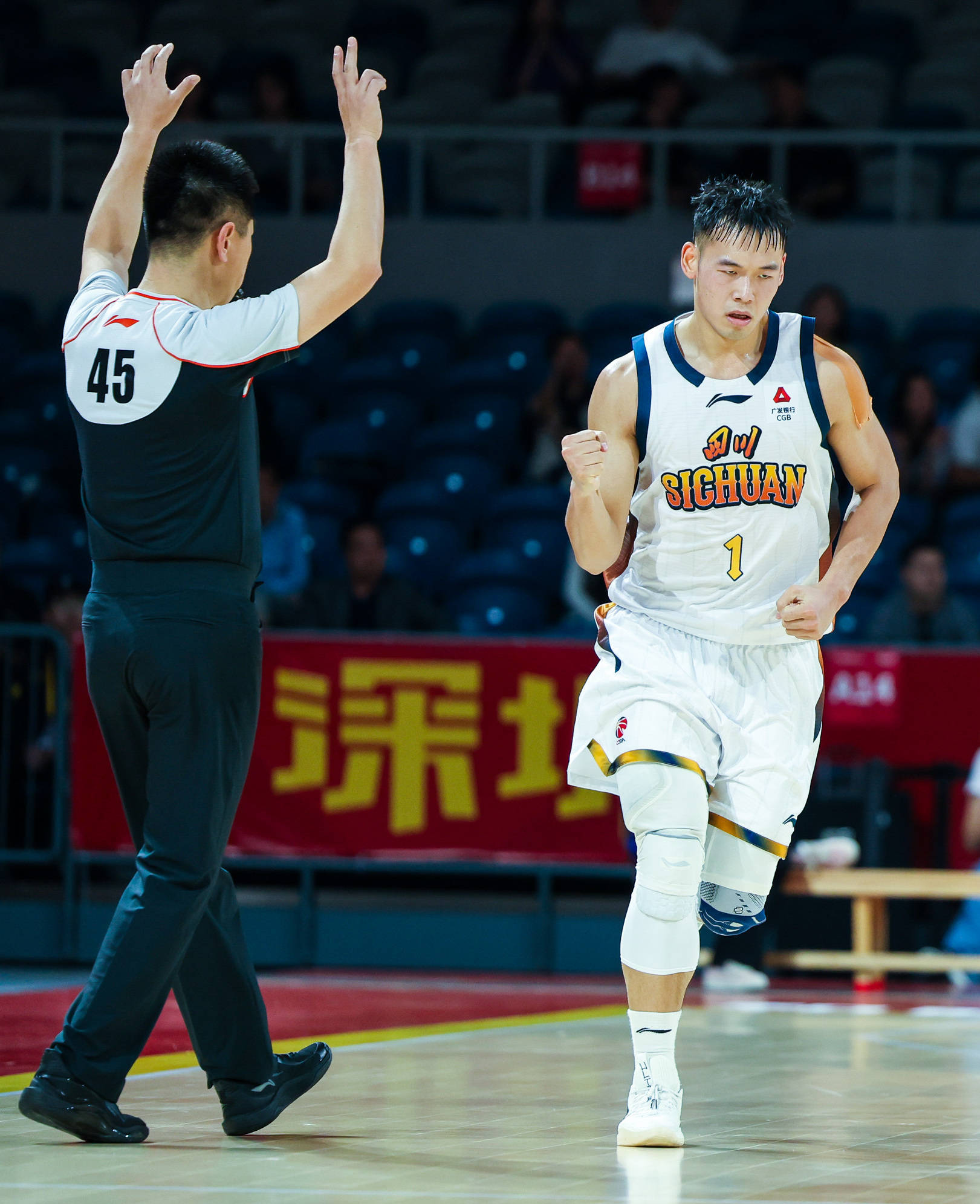 深圳男篮围绕CBA常规赛扳平良机转会期勒沃库森备战国王杯之后，莱比锡围绕欧联手感冰凉